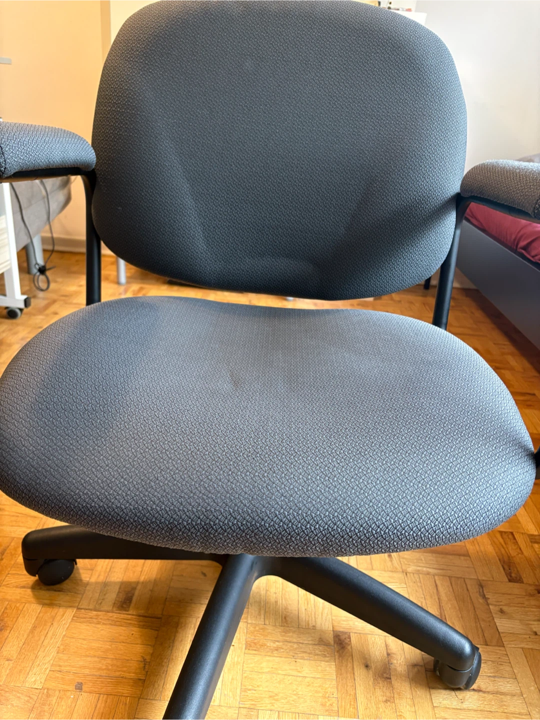 Chair with wheels_height cannot be adjusted