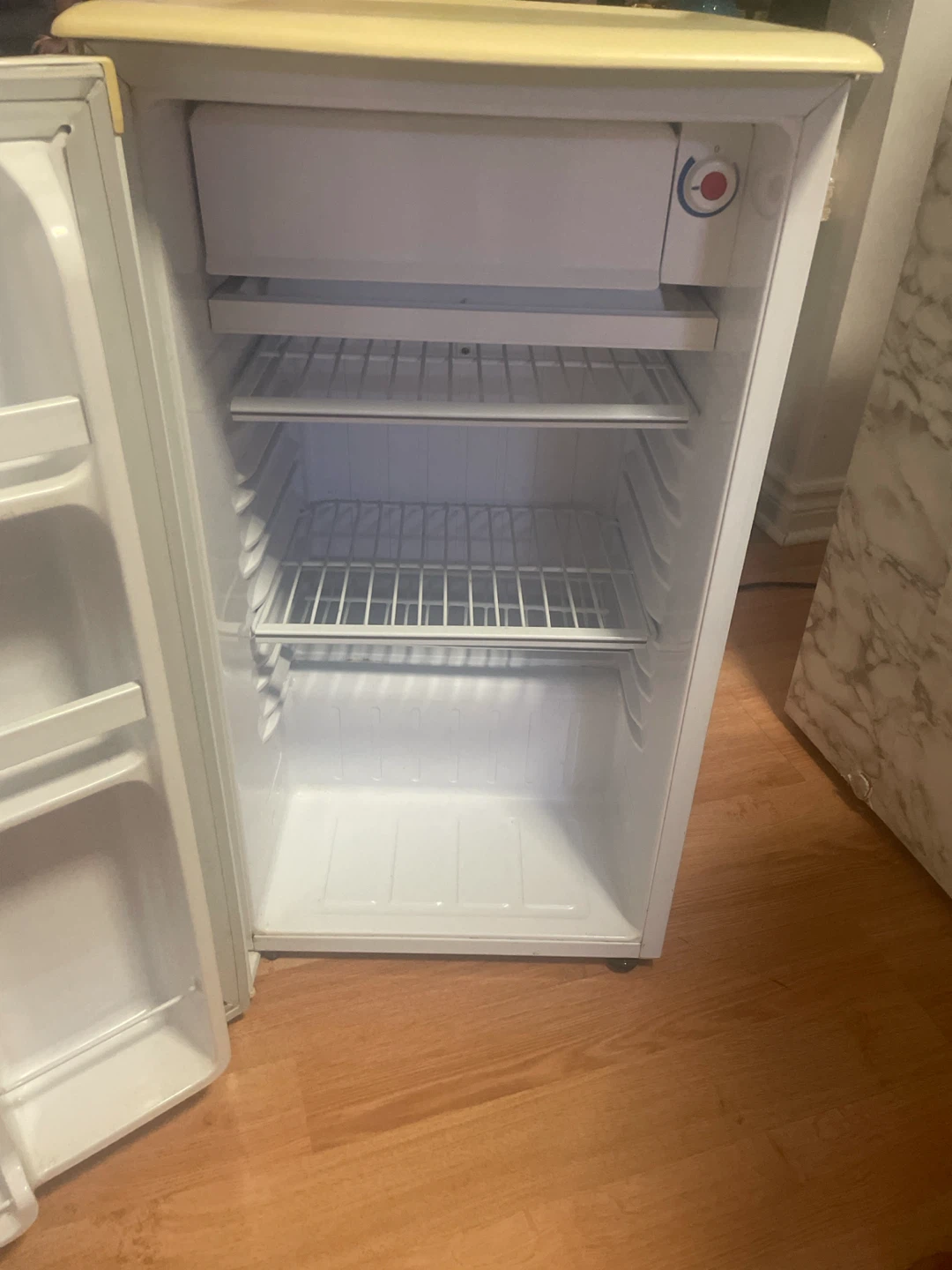 Danby Compact Bar Fridge - photo 3