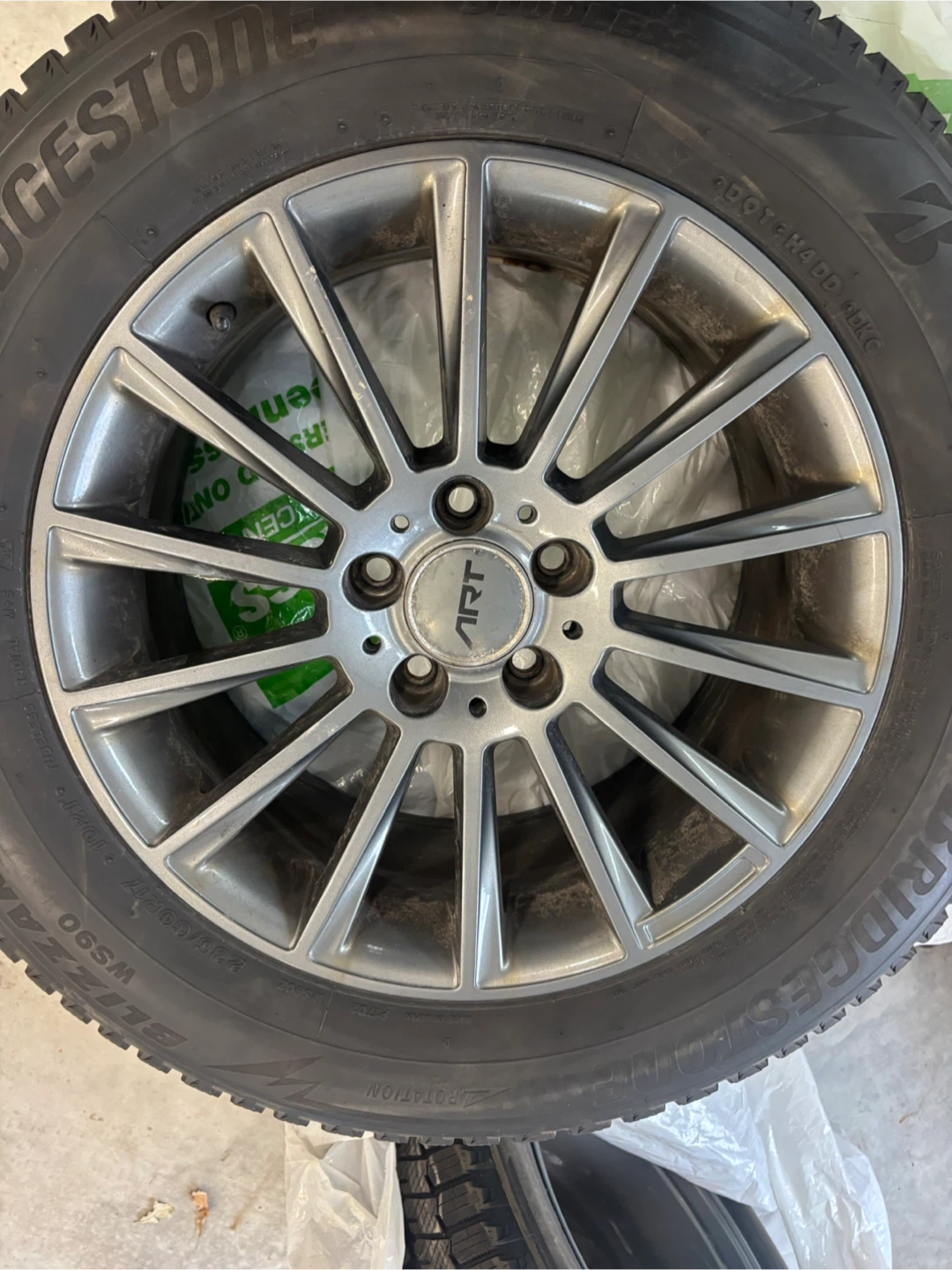 Bridgestone Blizzak winter tires 235/60 R17 and Rims