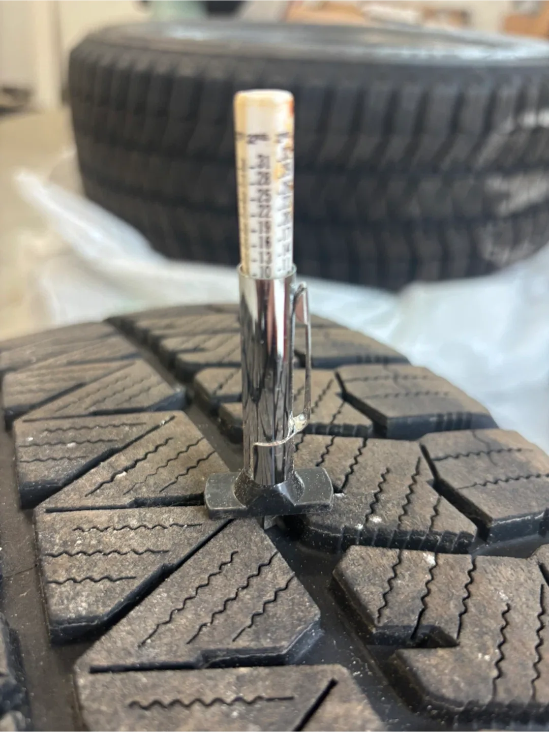 Bridgestone Blizzak winter tires 235/60 R17 and Rims - photo 3