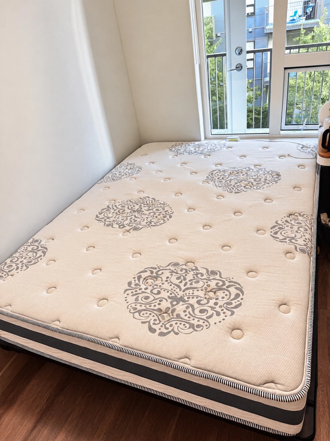 Zinus queen mattress with frame