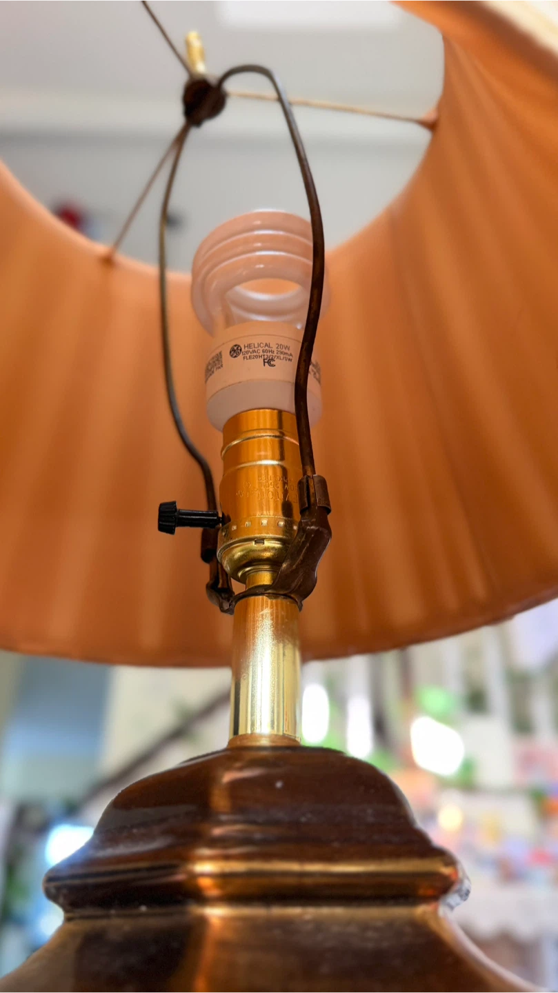 Vintage Style Table Lamp with Pleated Shade - photo 3