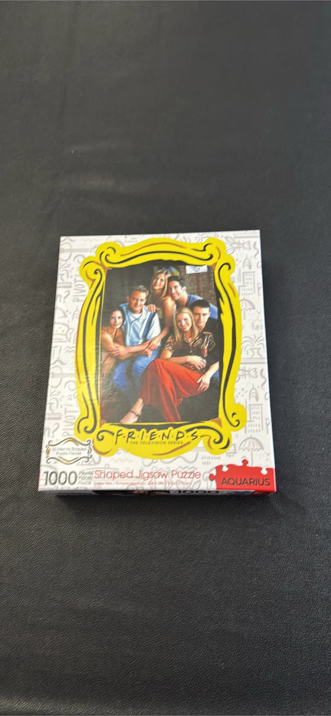 Friends 1000 Piece Shaped Jigsaw Puzzle