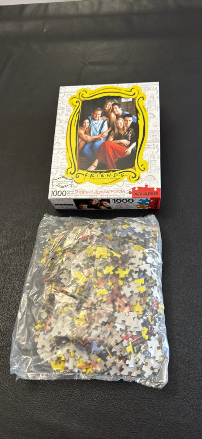 Friends 1000 Piece Shaped Jigsaw Puzzle - photo 3