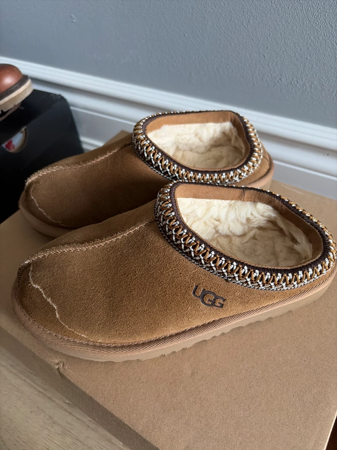 KIDS size 1 UGG Tasman Slippers in Chestnut