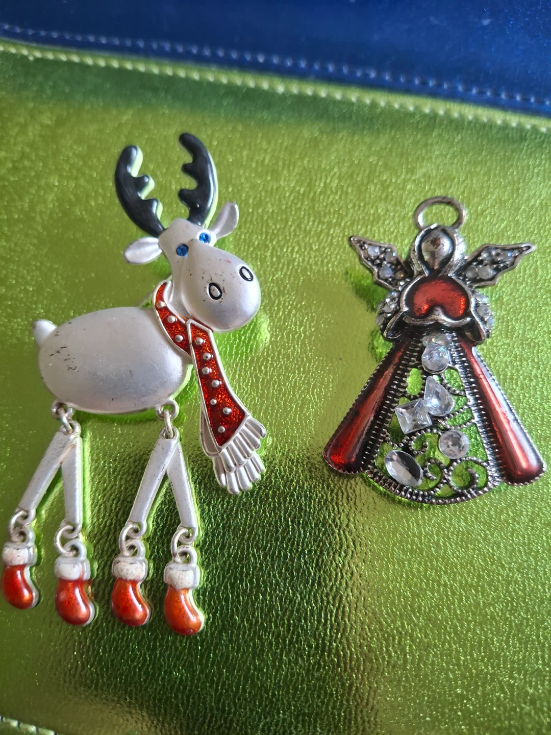 Pair of Christmas brooches (priced per item)
