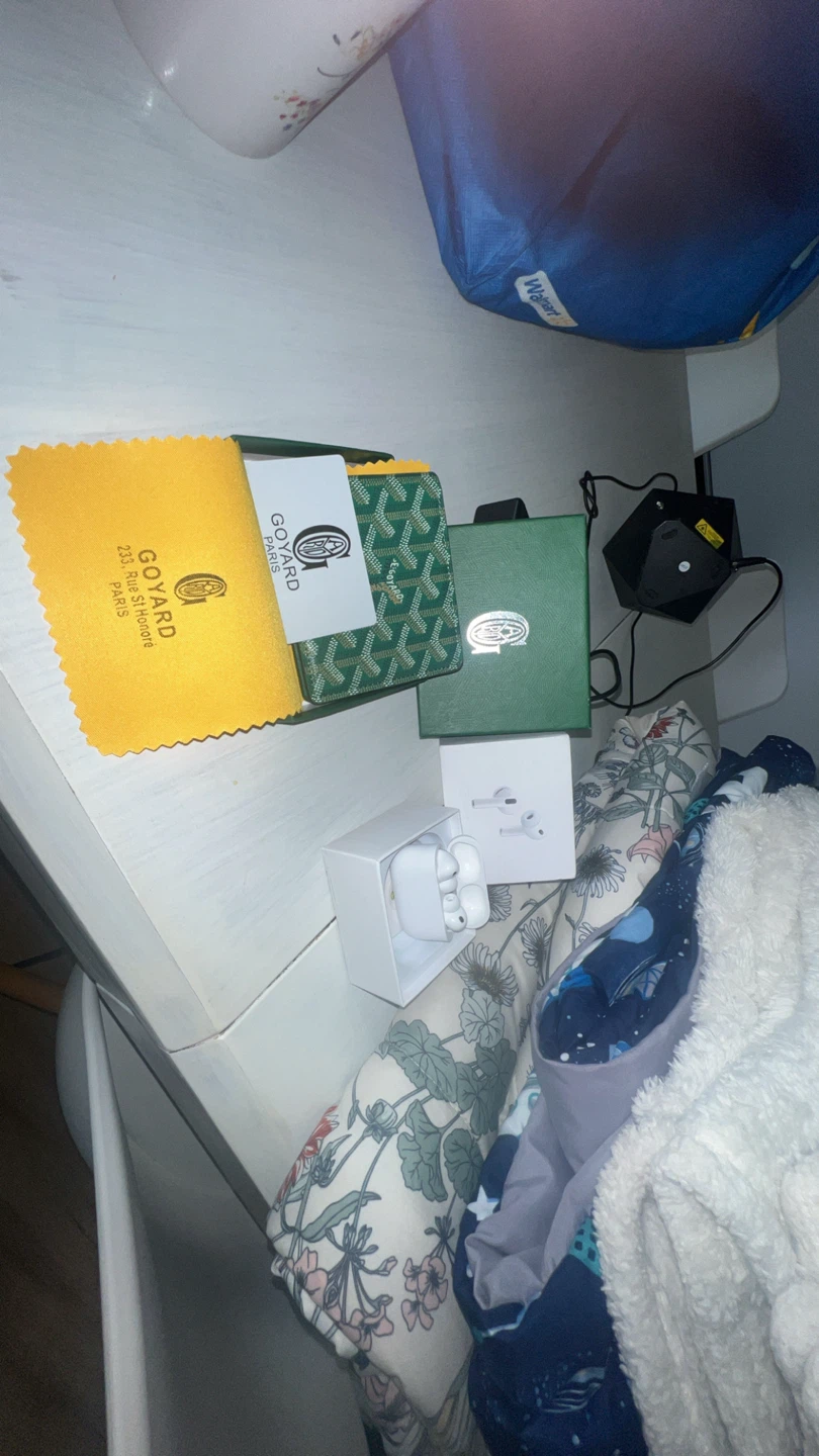 Goyard wallet and apple aiprods