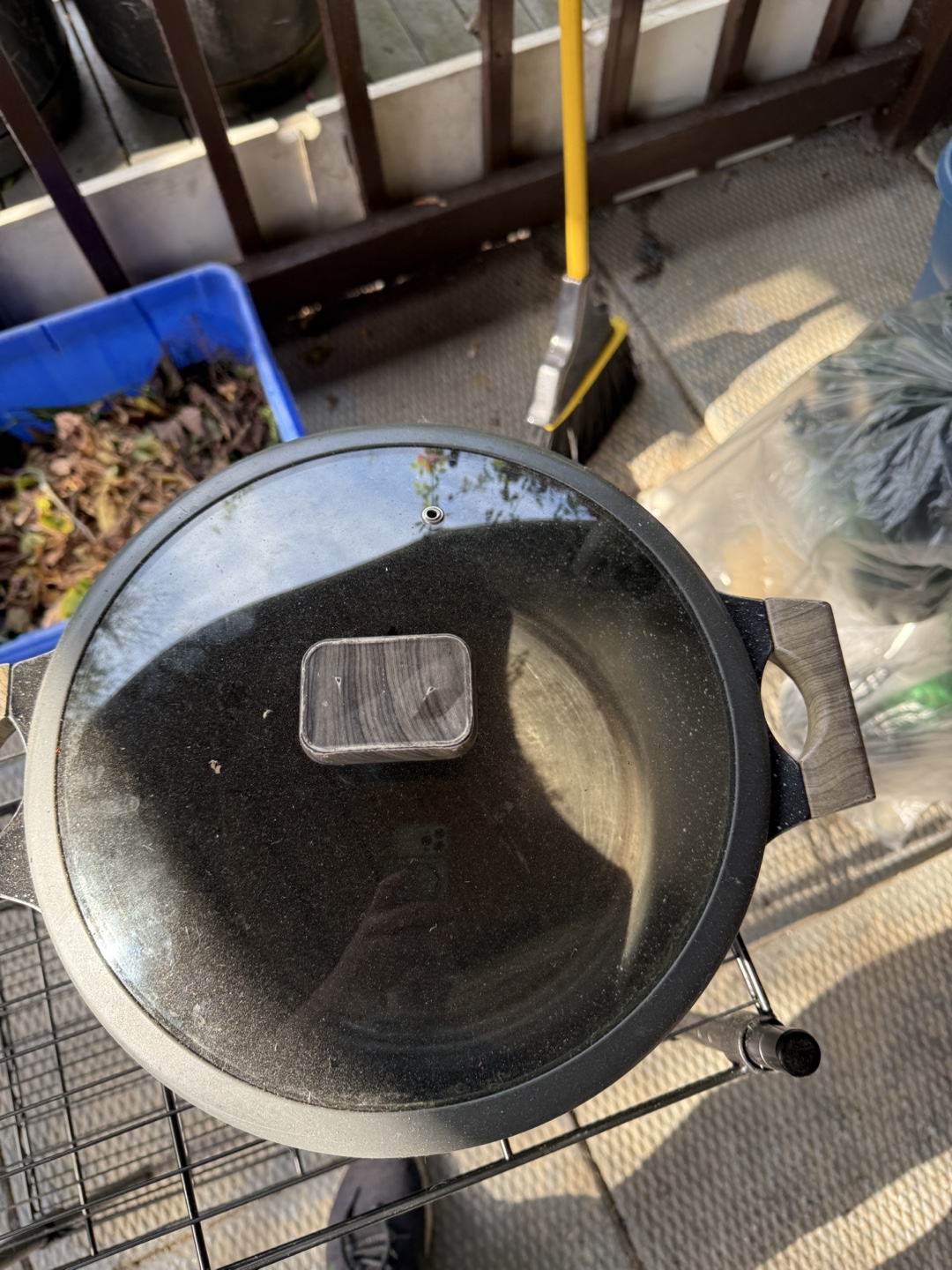 Non-stick cooking pot with lid