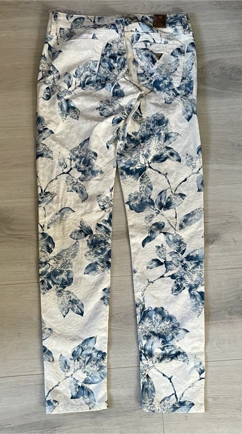 GUESS Floral Jeans 🌸 Blue & White Designer Denim | Size 23 - photo 2