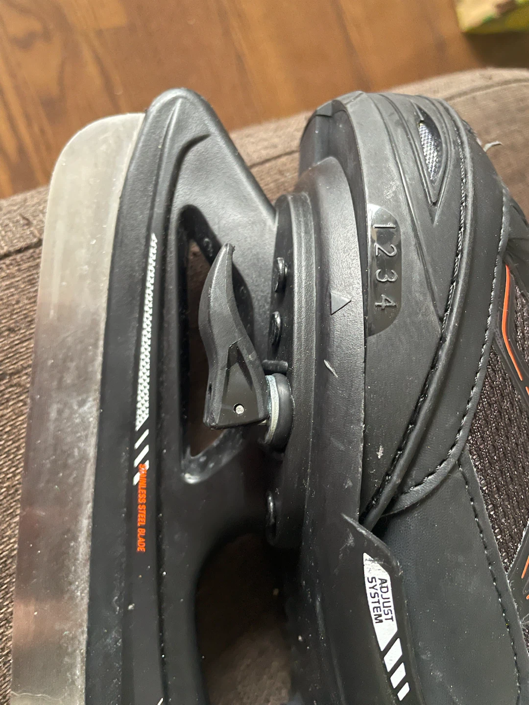 Oxelo Adjustable Ice Skates Size 32-35 - photo 3