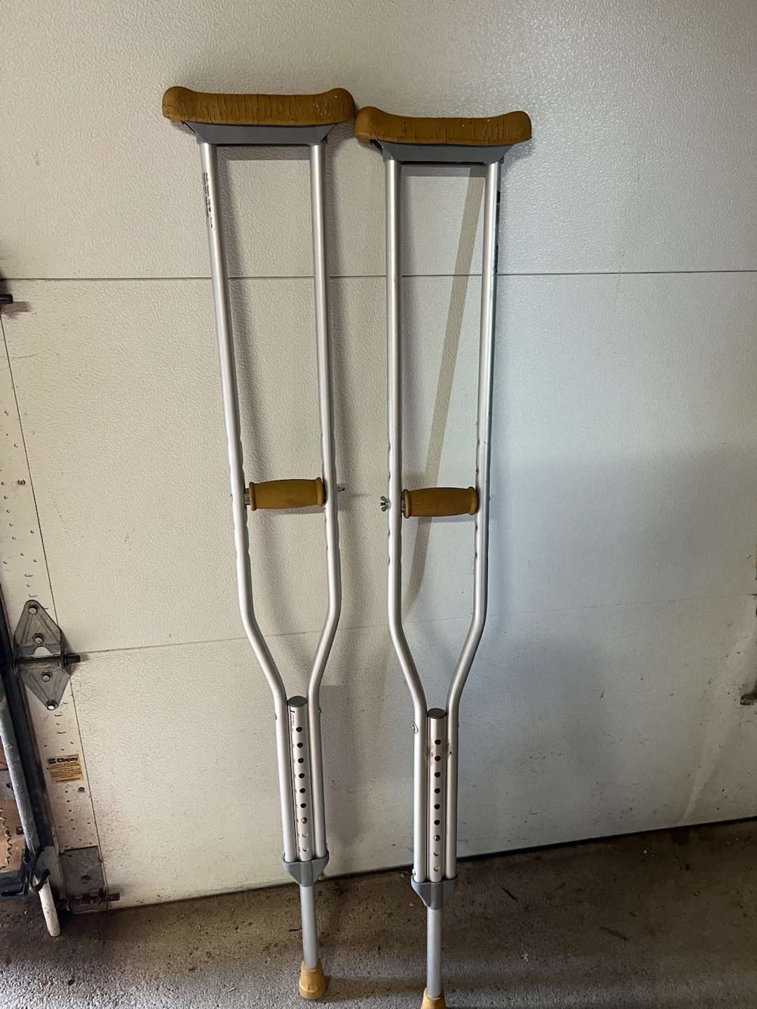 AVS Adult Medium Underarm Crutches