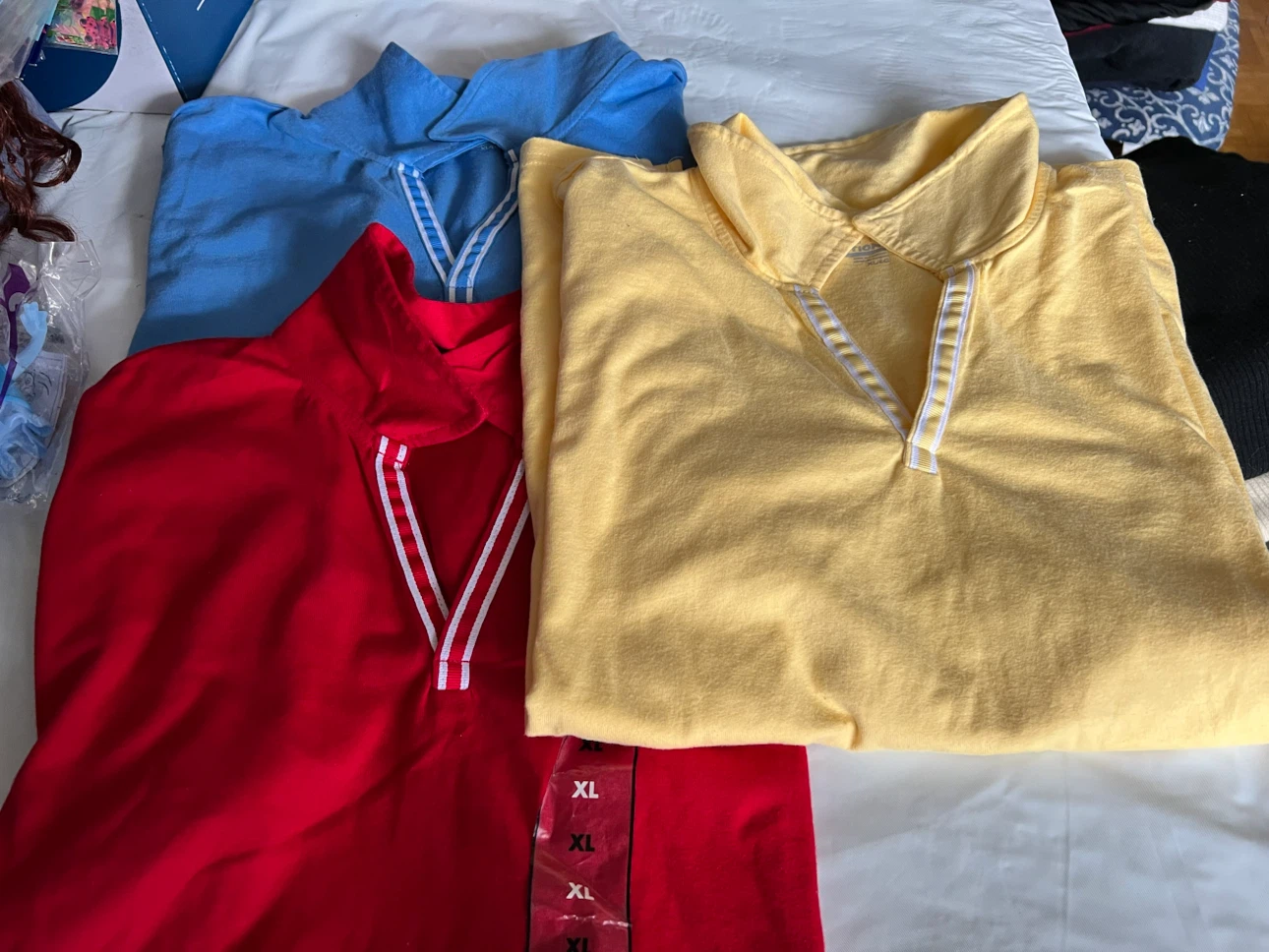 Womens Three Gildan V-Neck Shirts size XL