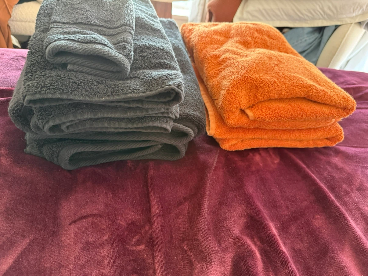 Black and orange towels - photo 3