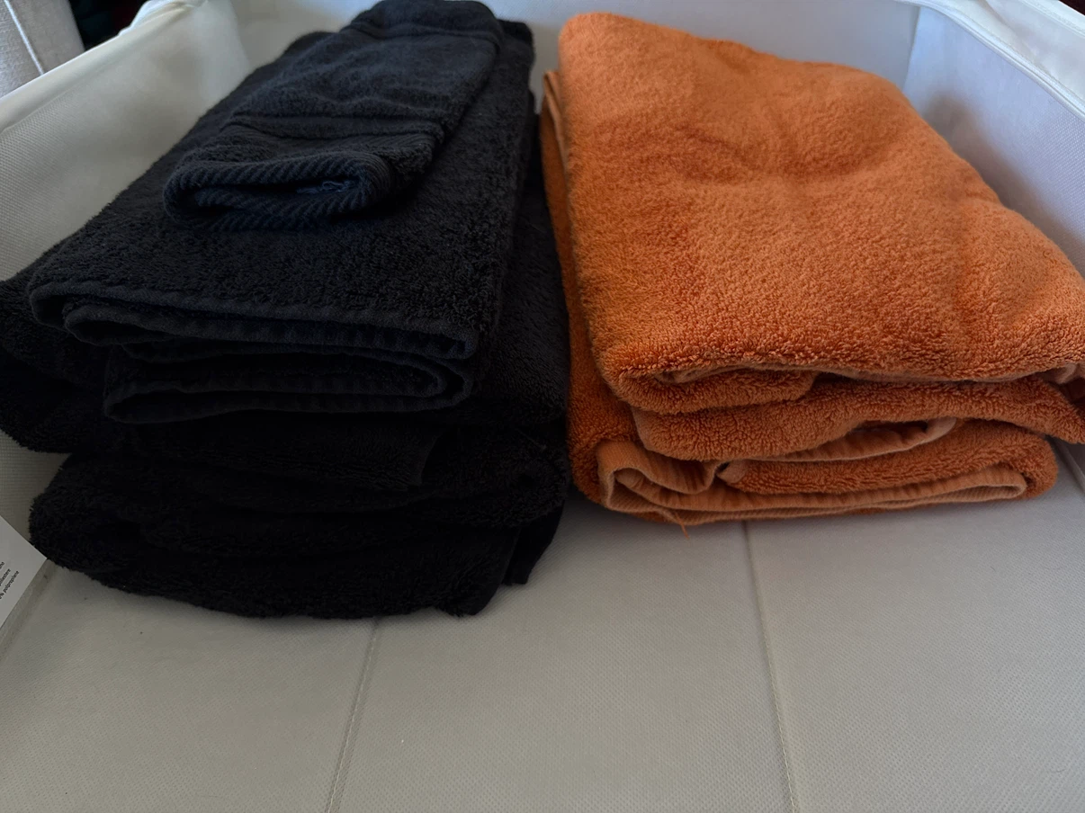 Black and orange towels