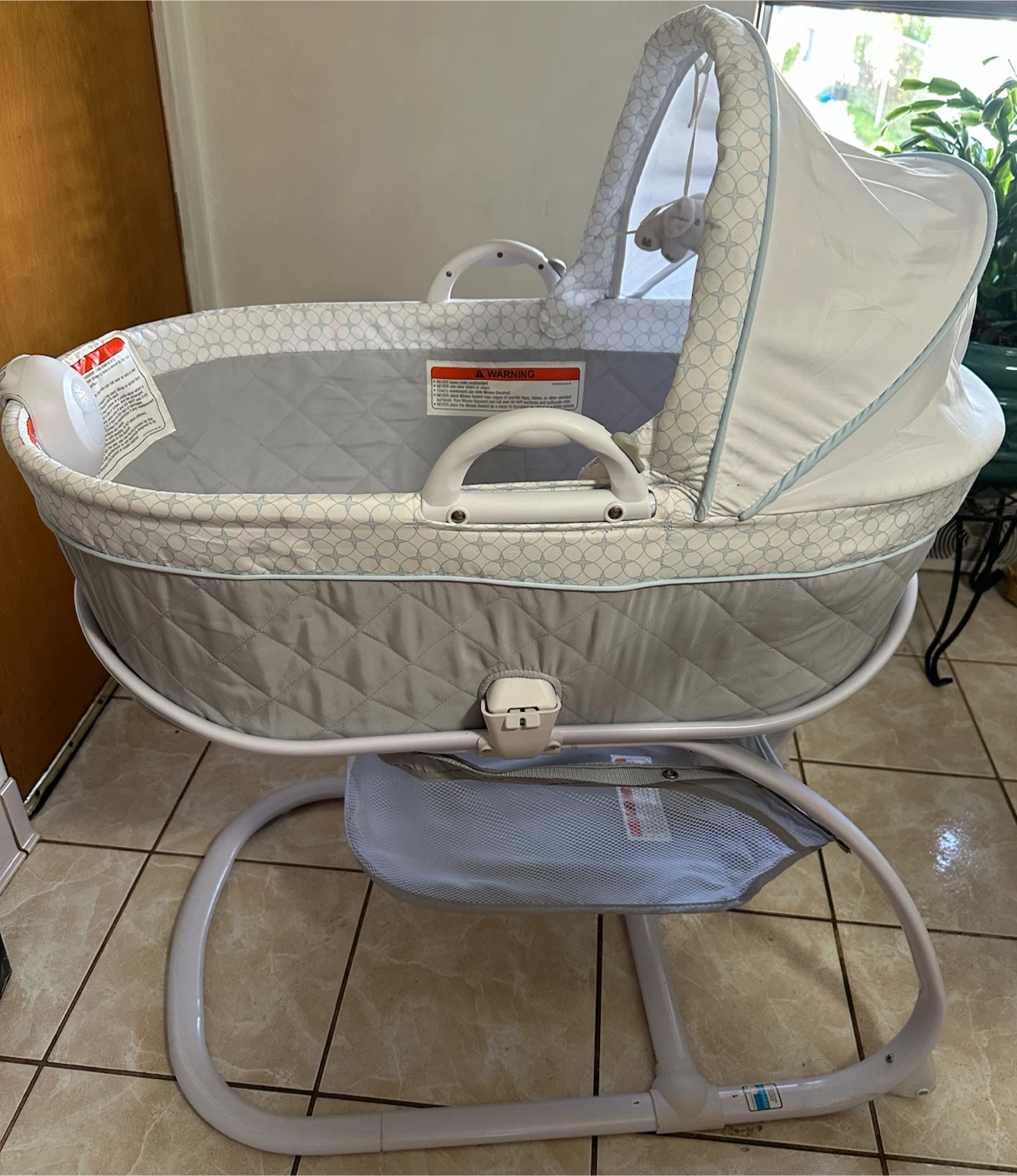 Delta Children 2-in-1 Bassinet and Moses Basket - photo 2
