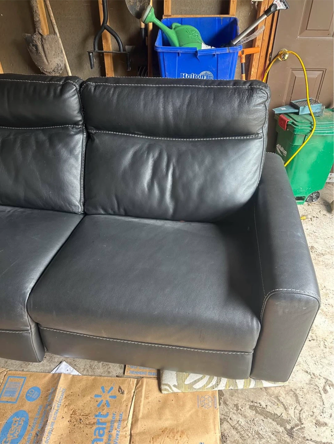 Black leather power reclining loveseat - photo 3