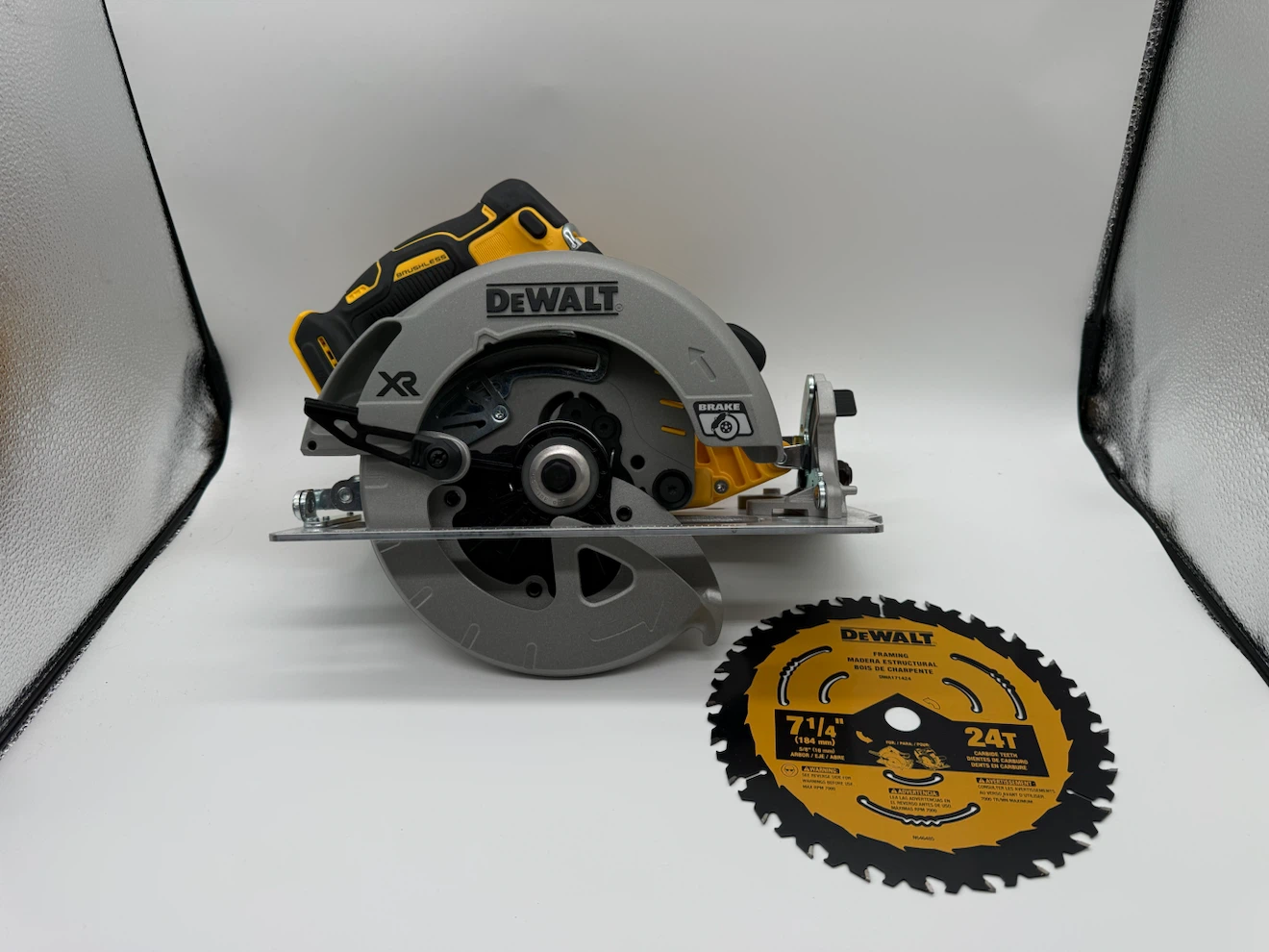 DEWALT 20V MAX XR 7-1/4in Cordless Brushless Circular Saw DCS570 - photo 2