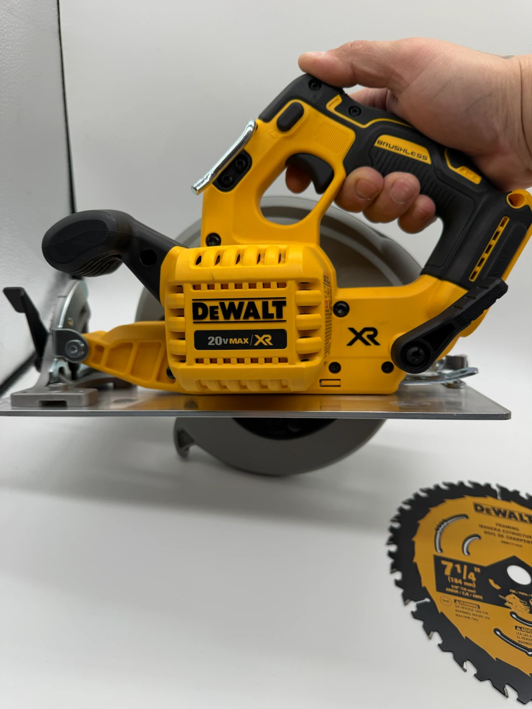 DEWALT 20V MAX XR 7-1/4in Cordless Brushless Circular Saw DCS570 - photo 3