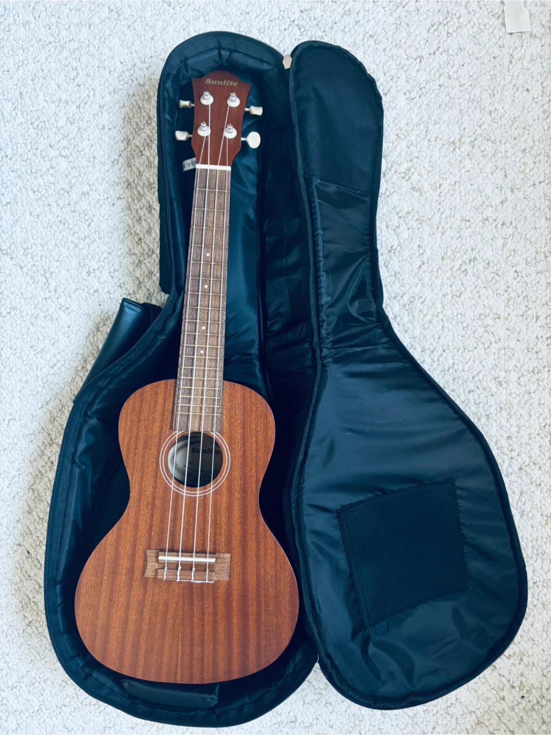 Sunlite UC-130 Ukelele + Case