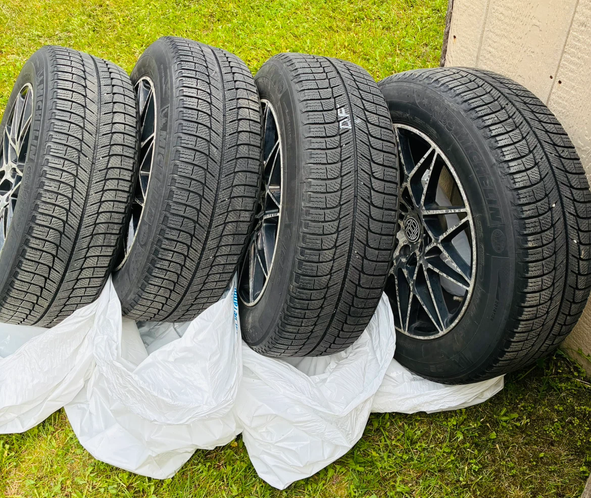 Set of 4 Michelin X-Ice Tires with Rims - photo 5