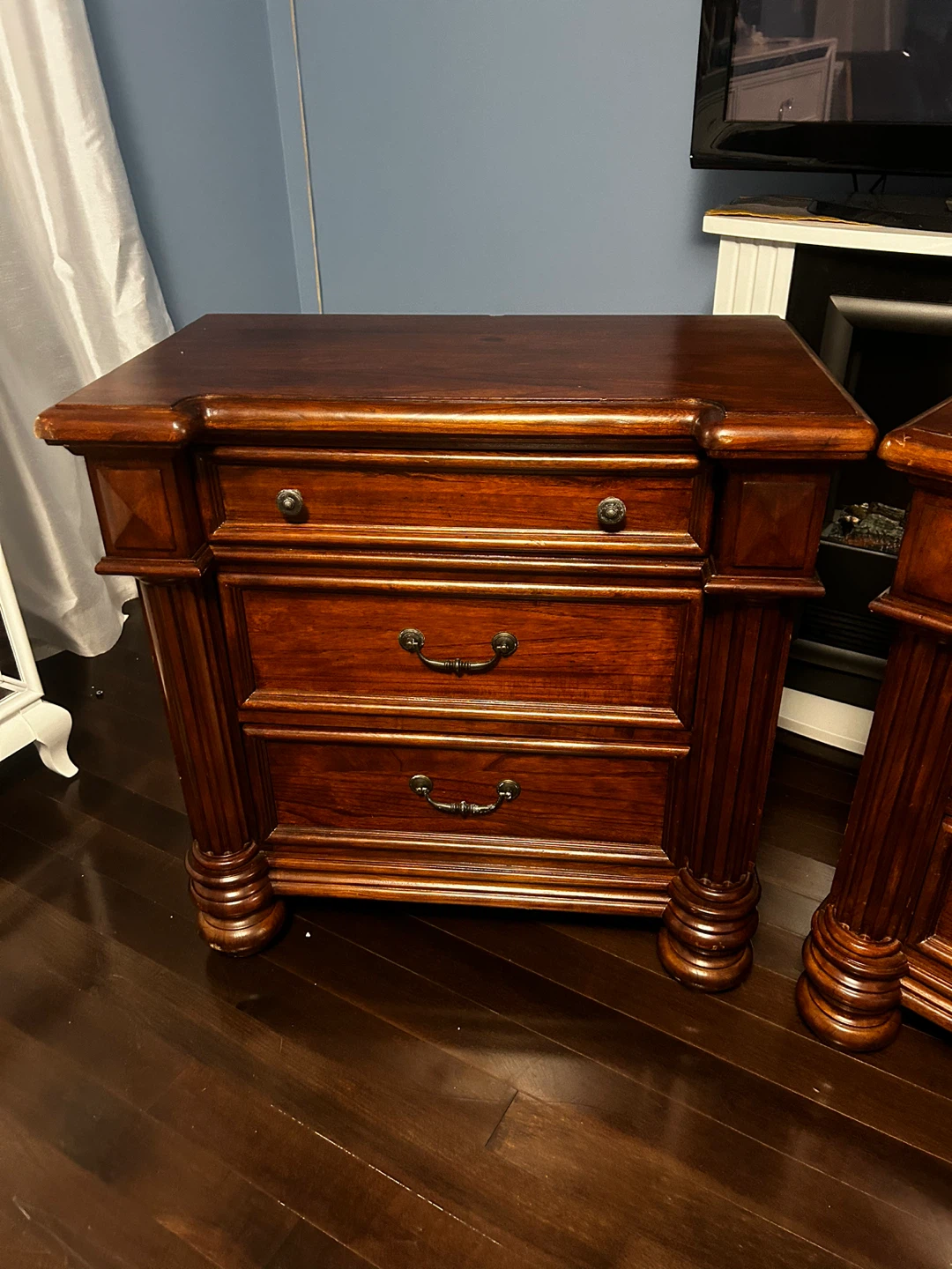 Set of Two Wooden Nightstands - photo 2