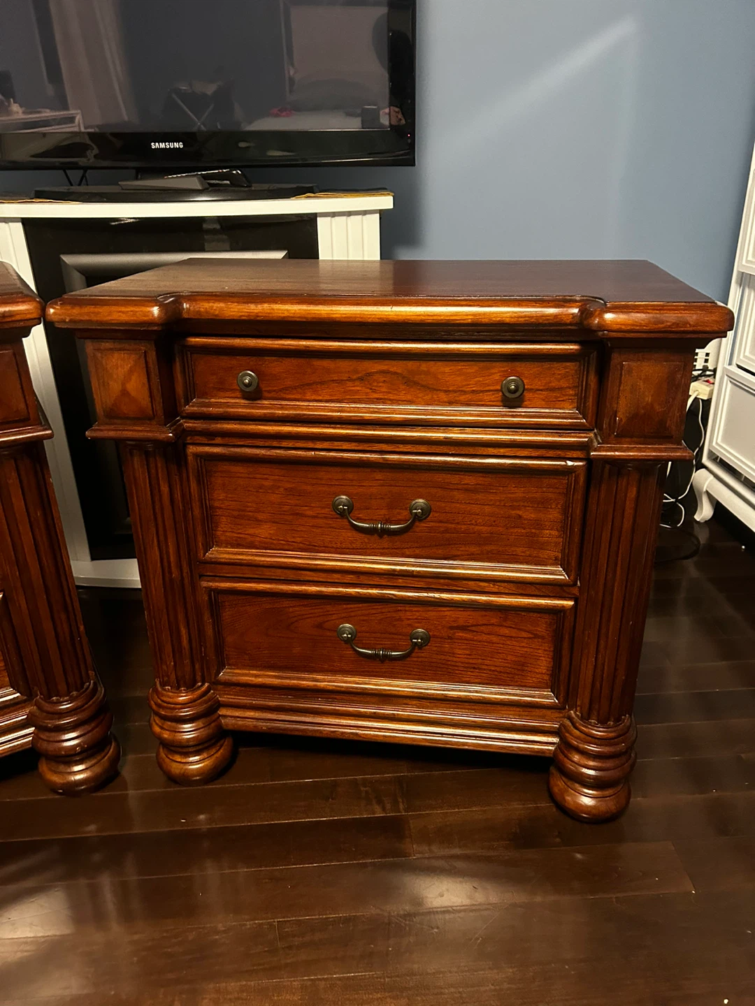 Set of Two Wooden Nightstands - photo 3
