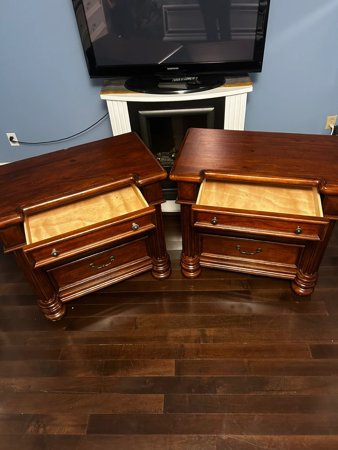Set of Two Wooden Nightstands - photo 4