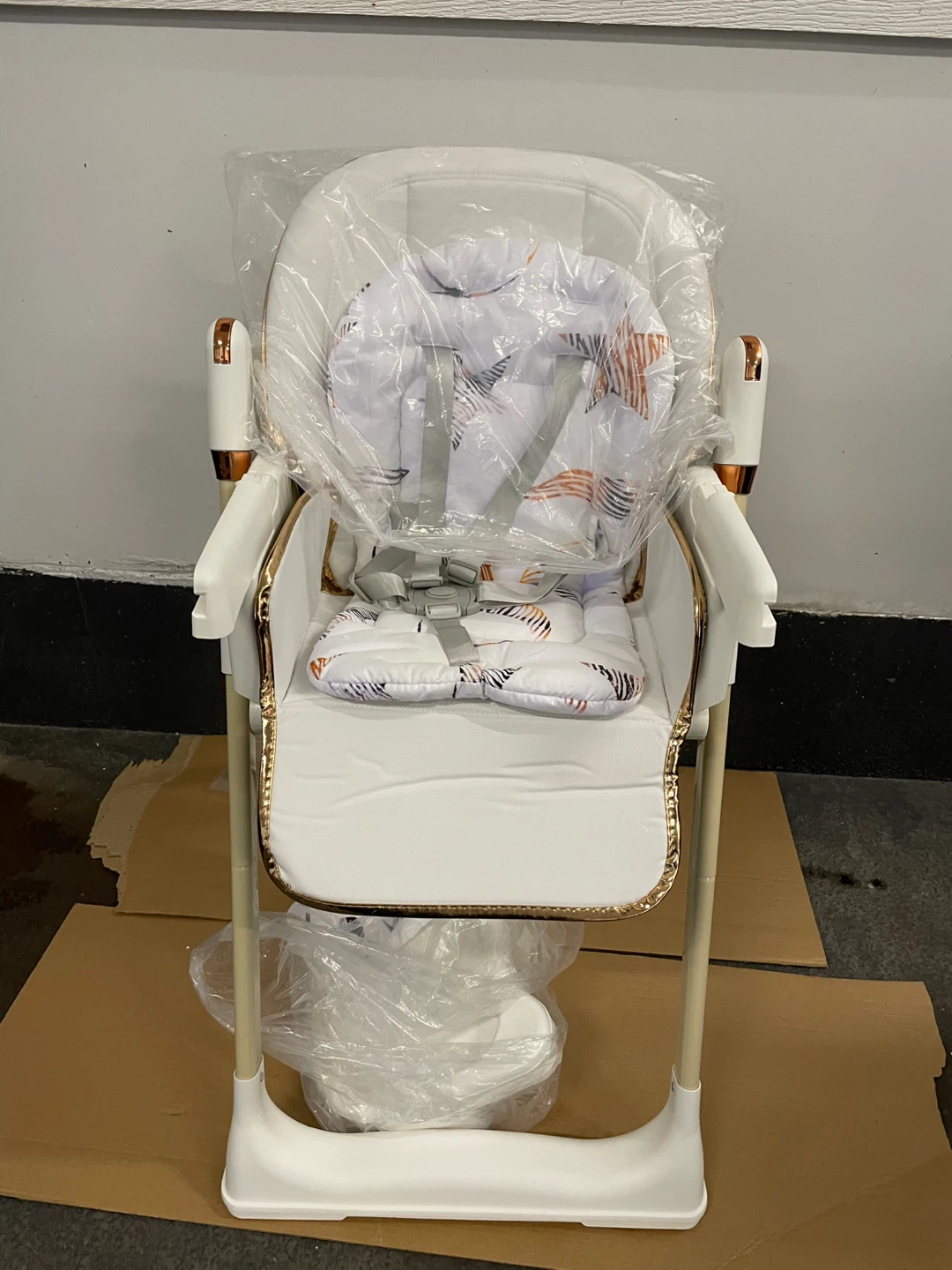 New Baby High Chair with Removable Tray - photo 2