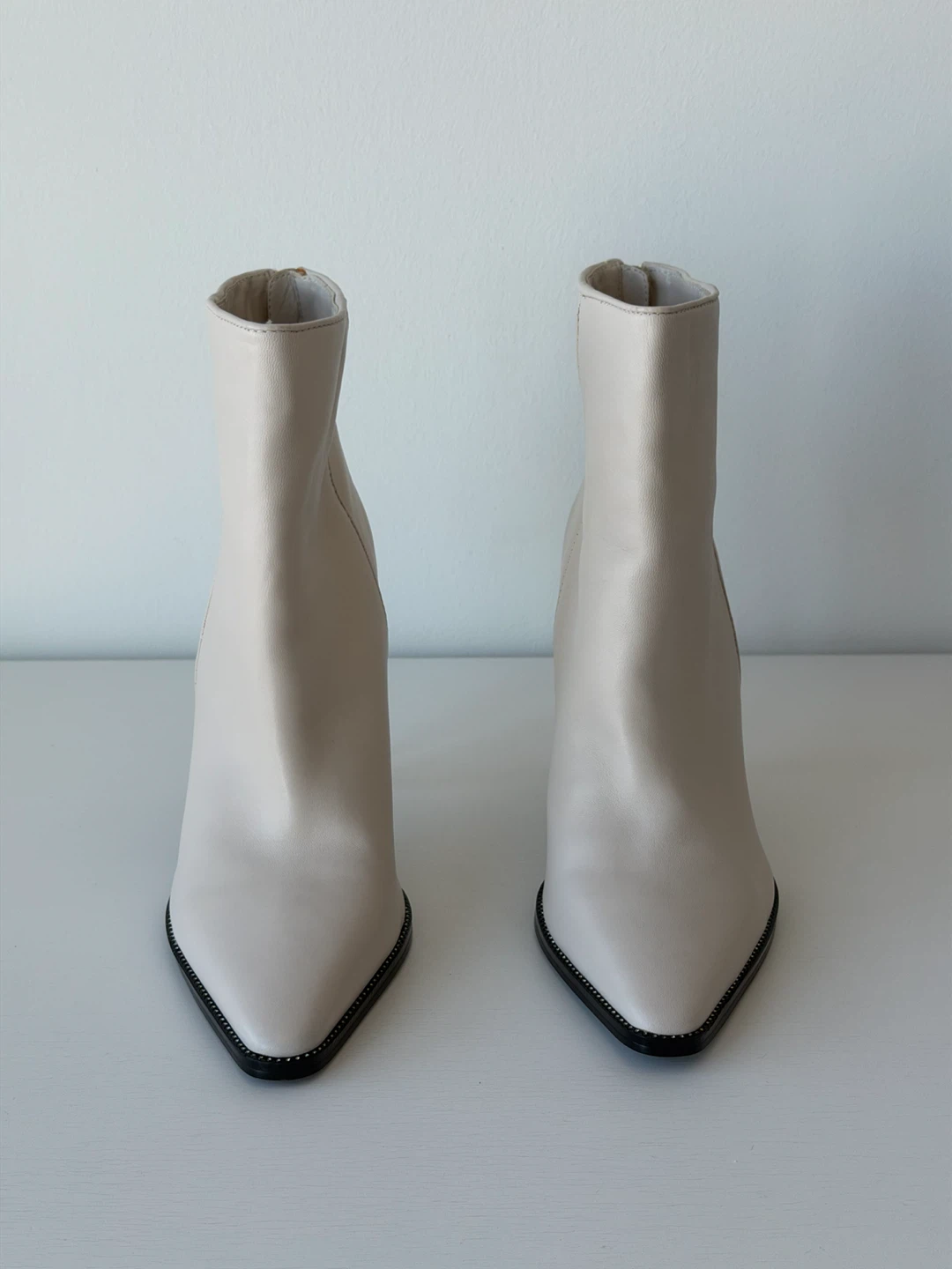 Size 10M STEVE MADDEN off-white leather pointed-toe stiletto ank