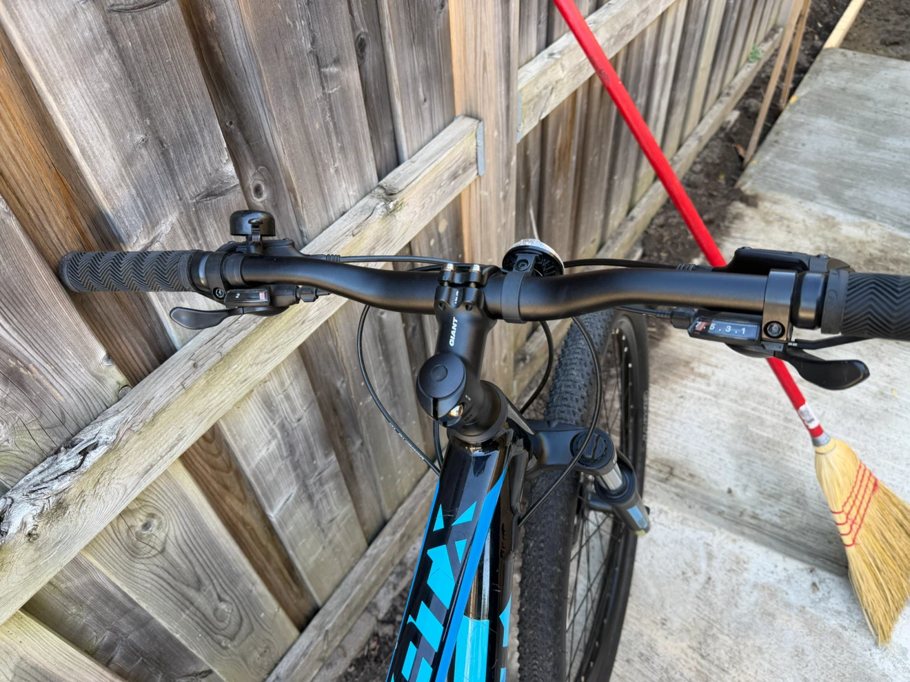 Giant ATX 2 Mountain Bike 27.5” Size M (Good as New) - photo 3