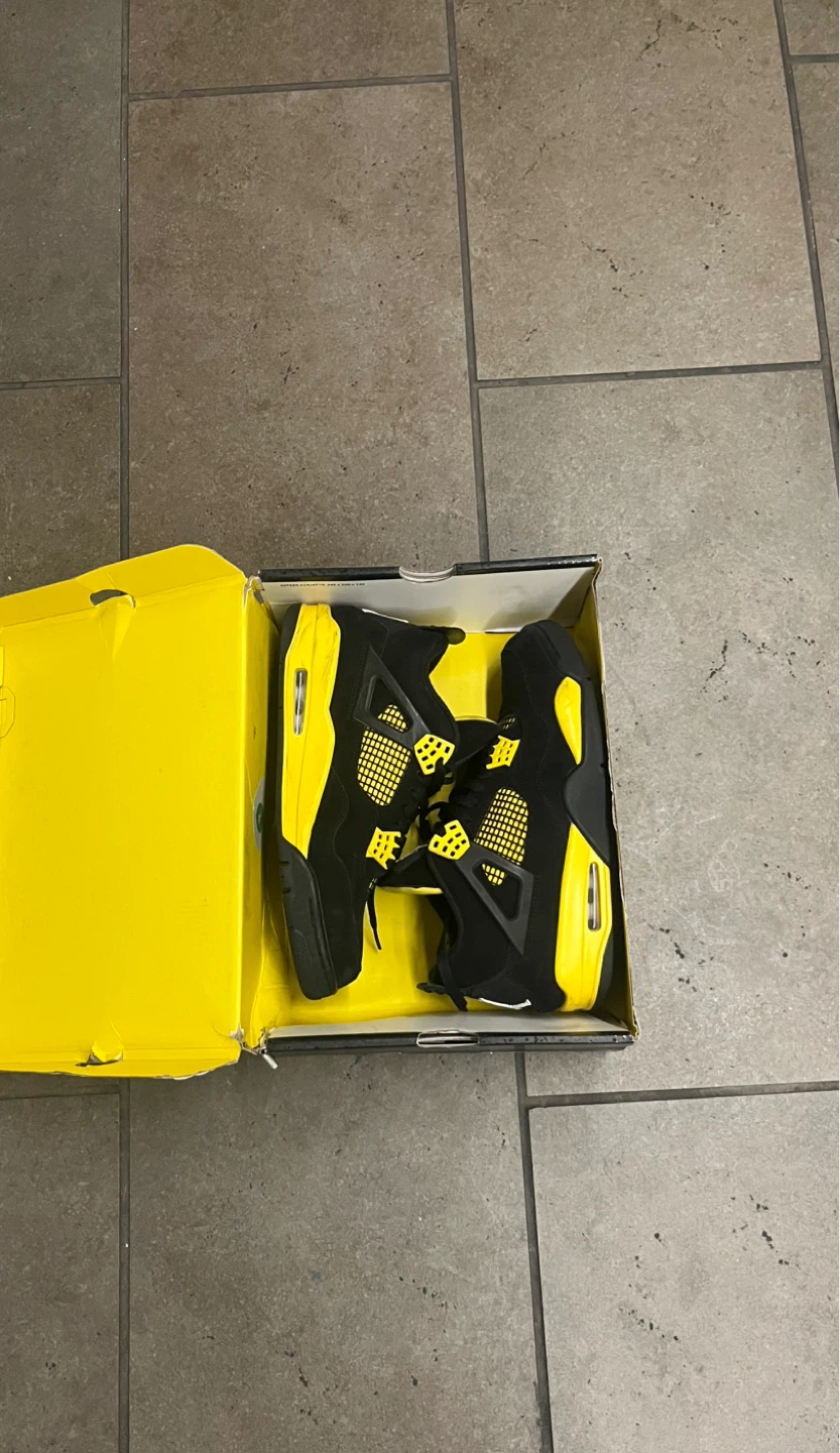Jordan 4 Thunder Black yellow