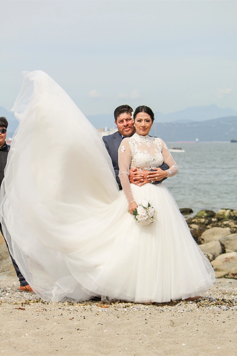 White lace wedding gown - photo 3