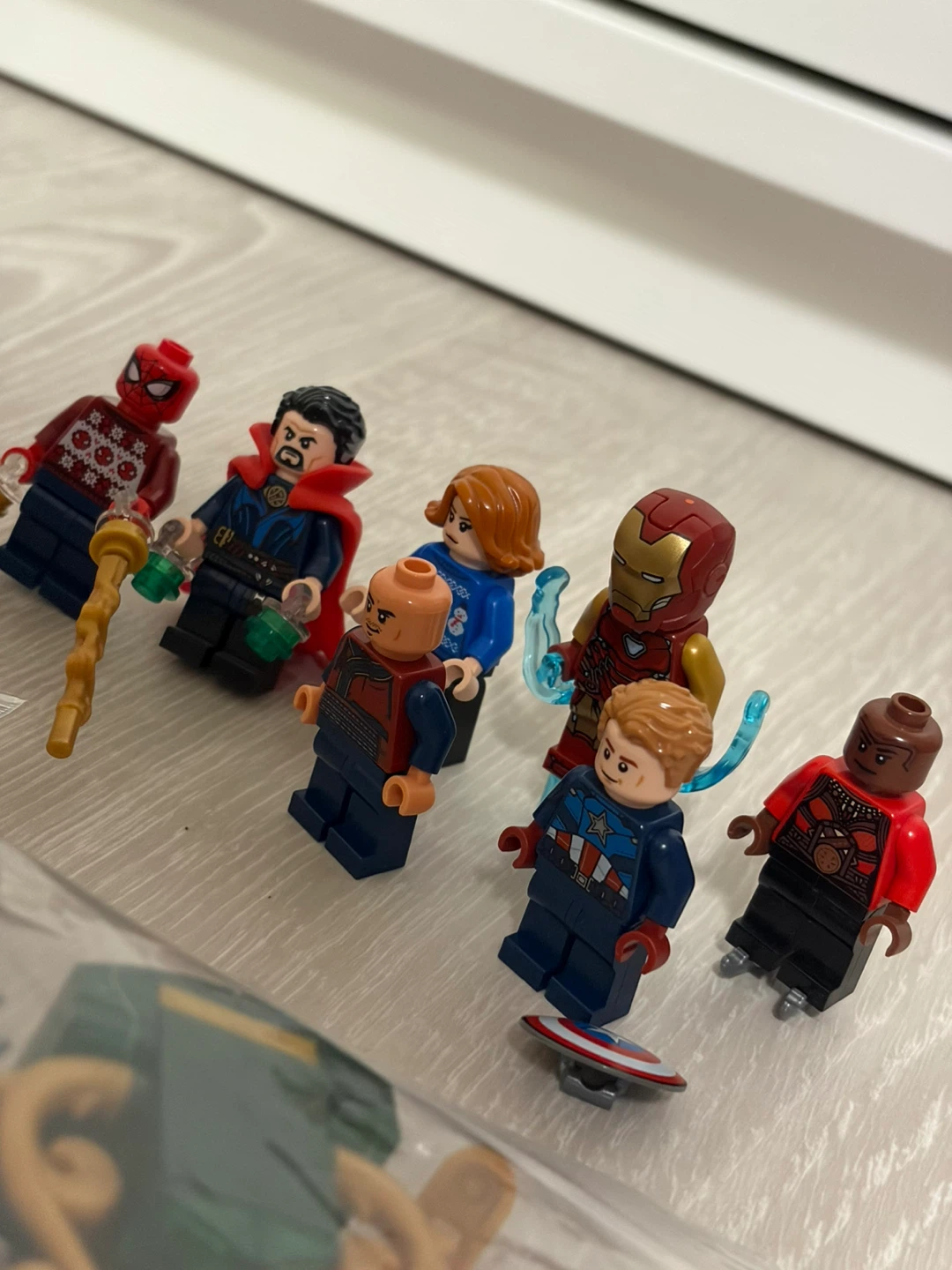 LEGO Marvel Christmas Minifigures and Accessories - photo 2