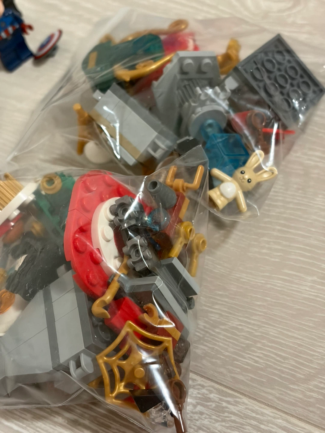 LEGO Marvel Christmas Minifigures and Accessories - photo 3