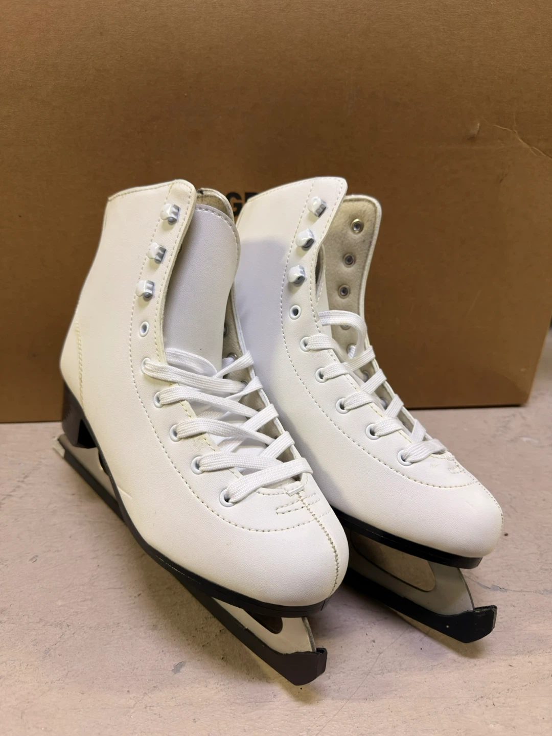 White Skates - US W7.5