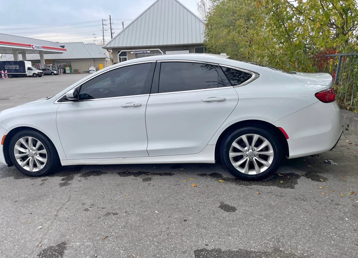 2015 Chrysler 200C Sedan - photo 2