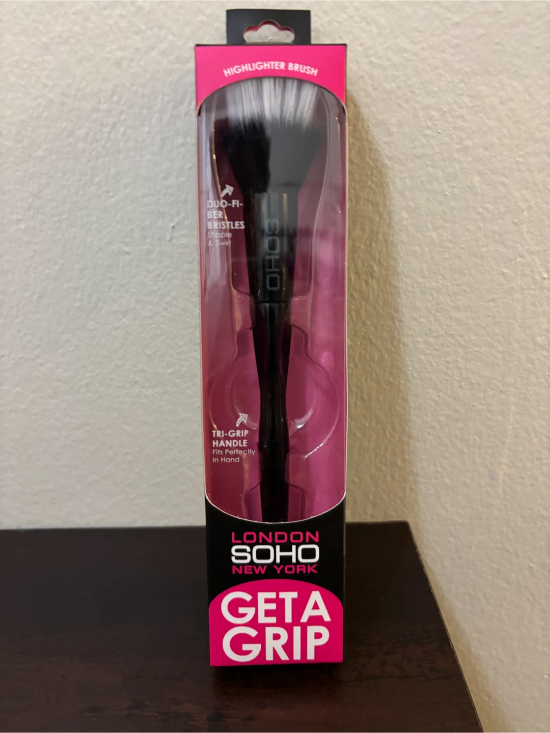 NEW-London Soho New York Geta Grip Highlighter Brush