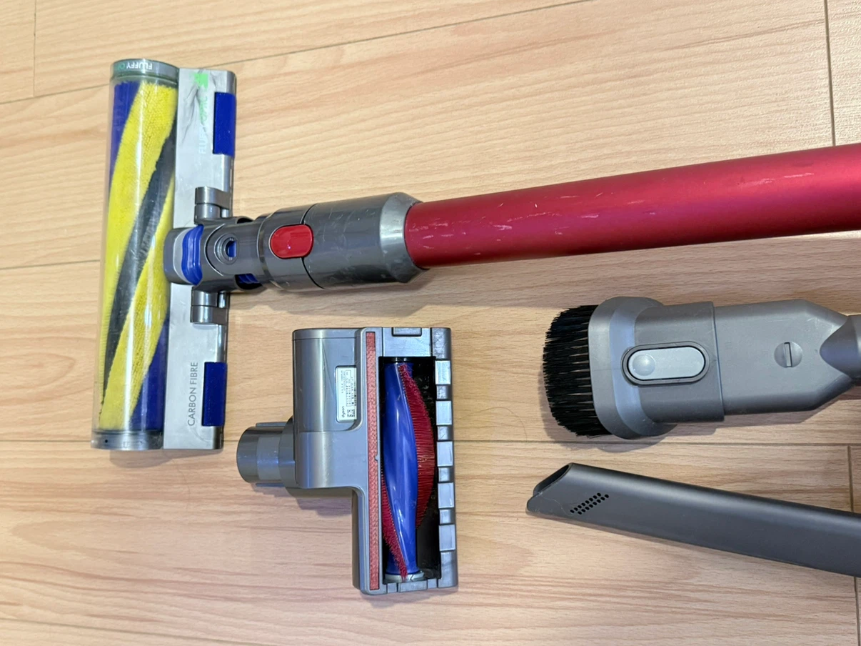Dyson V11 Outsize Vacuum - Screen Cracked - photo 3