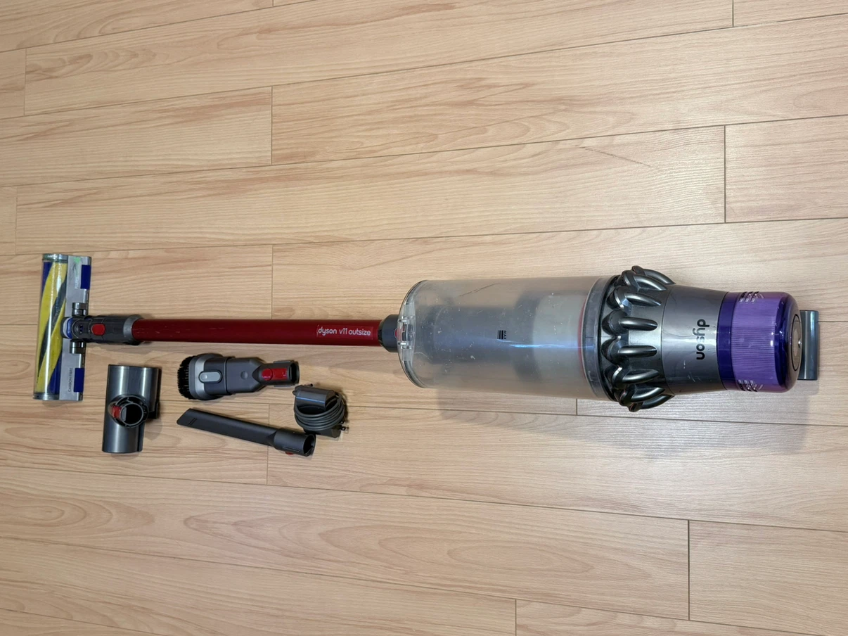 Dyson V11 Outsize Vacuum - Screen Cracked - photo 4