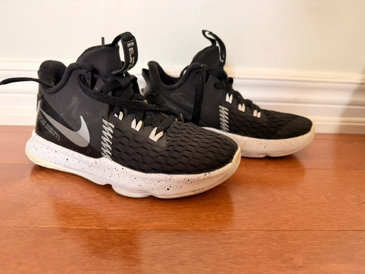 Nike LeBron Witness 5 Basketball Shoes (Size 3Y)