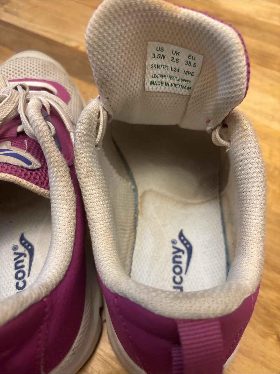 Girls Size 3.5W Saucony Axon 3 Running Shoes - photo 3