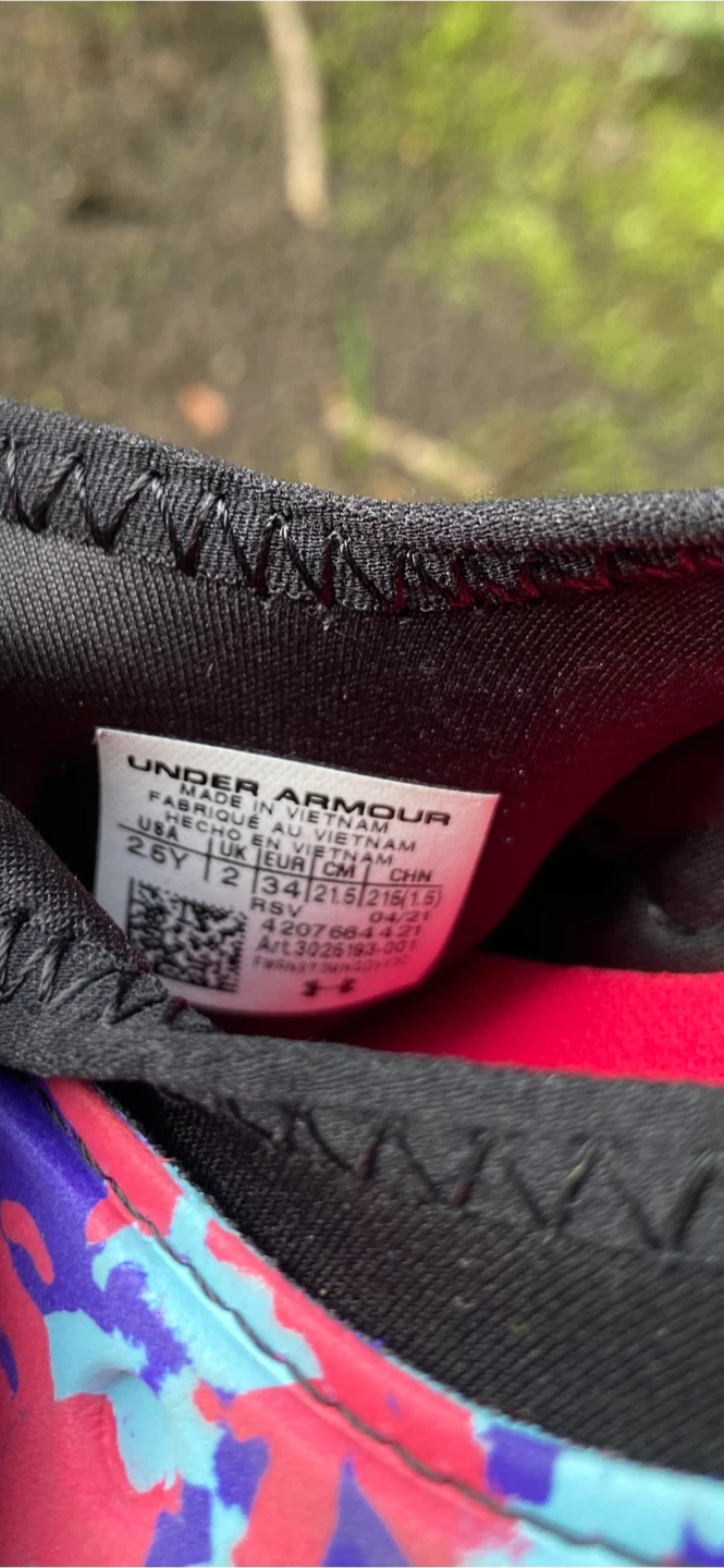 BRAND NEW - Under Armour Kids Shoes Size 2.5Y - photo 2