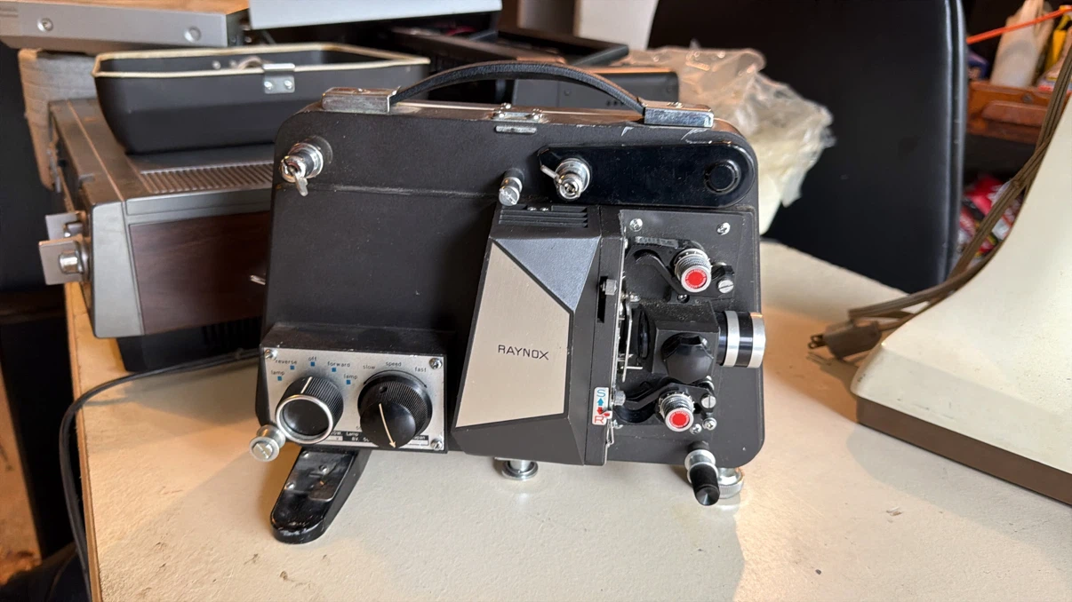 Raynox Film Projector - photo 2