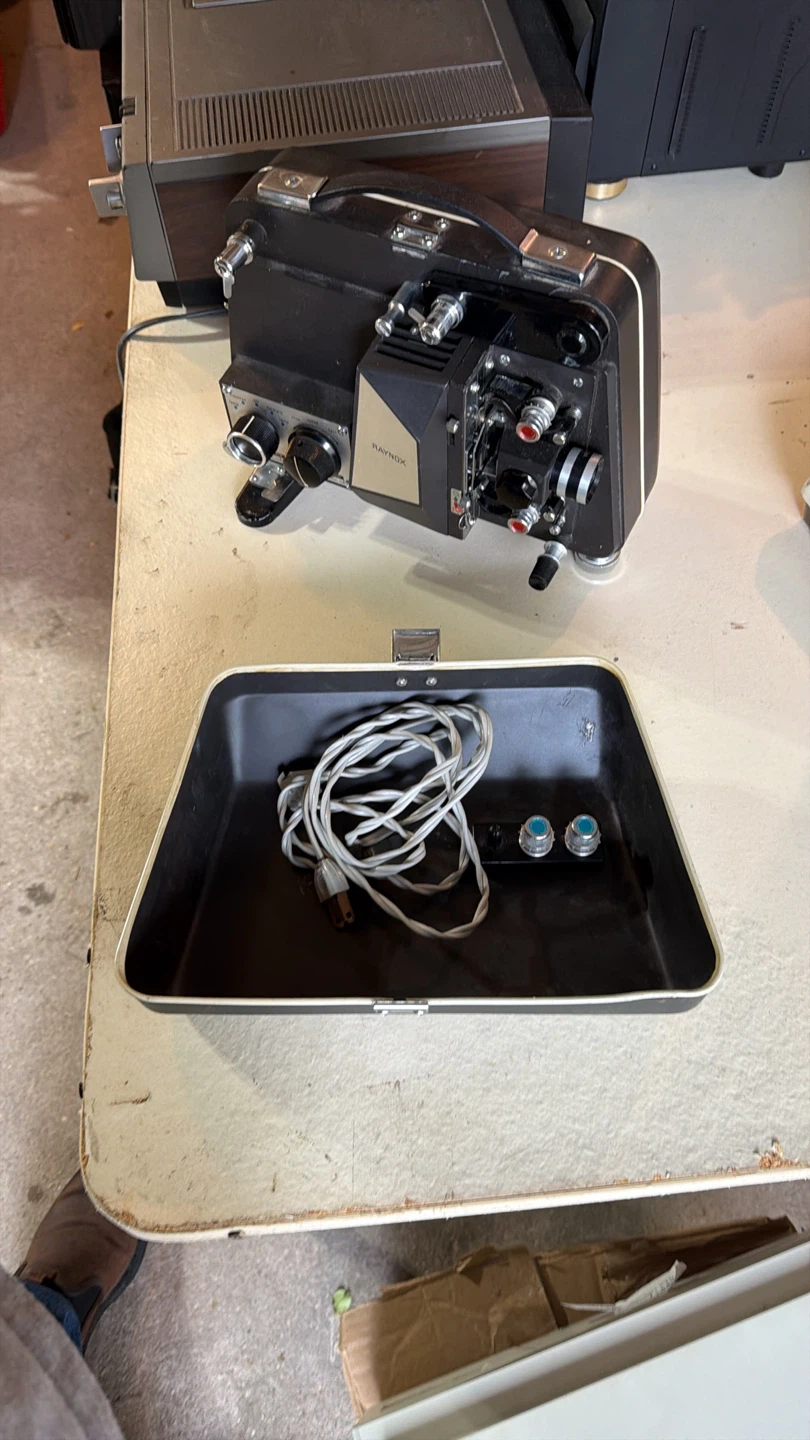 Raynox Film Projector - photo 3