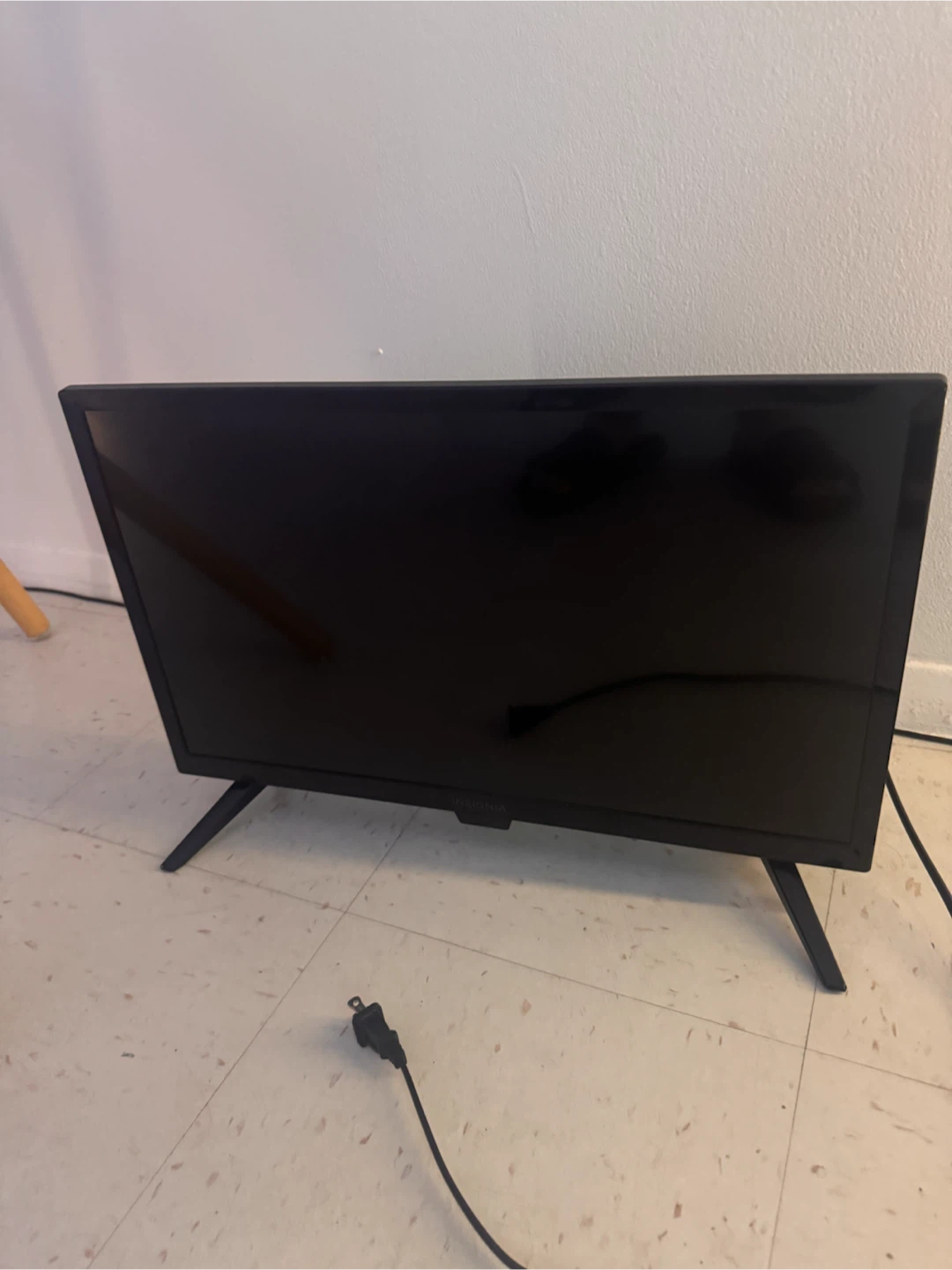 Insignia 22" LED TV — $30 - photo 4