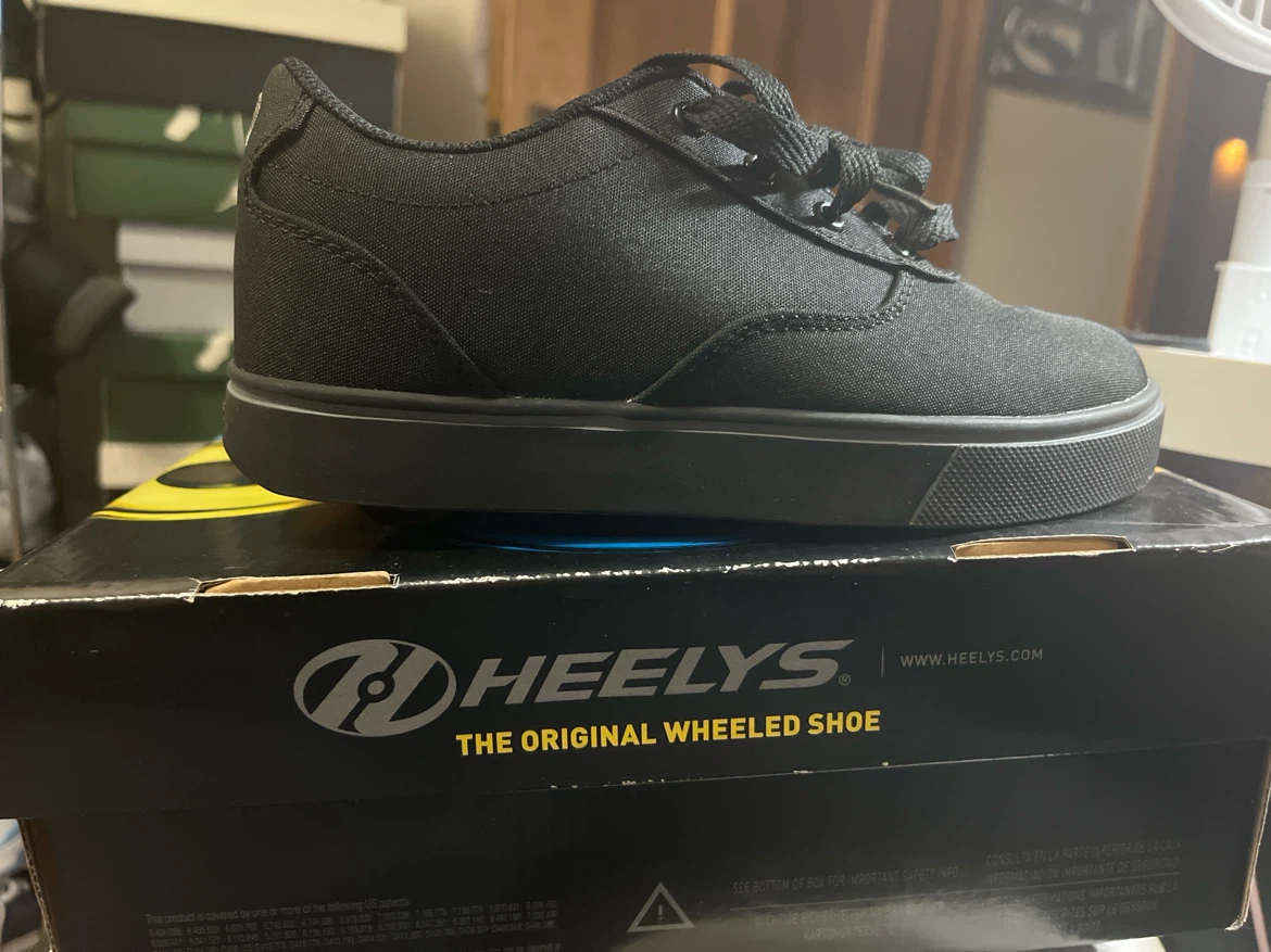 Heelys Black Wheeled Shoes size 4 - photo 2