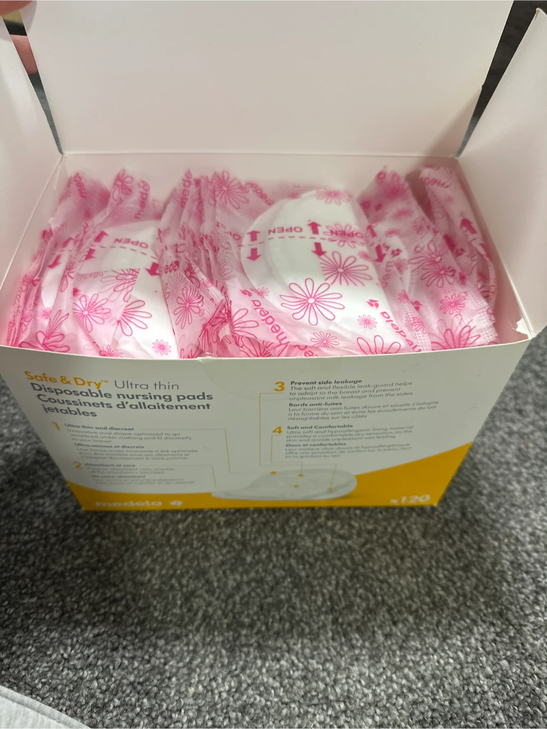 Medela Safe & Dry Ultra Thin Disposable Nursing Pads (120 Pack) - photo 2