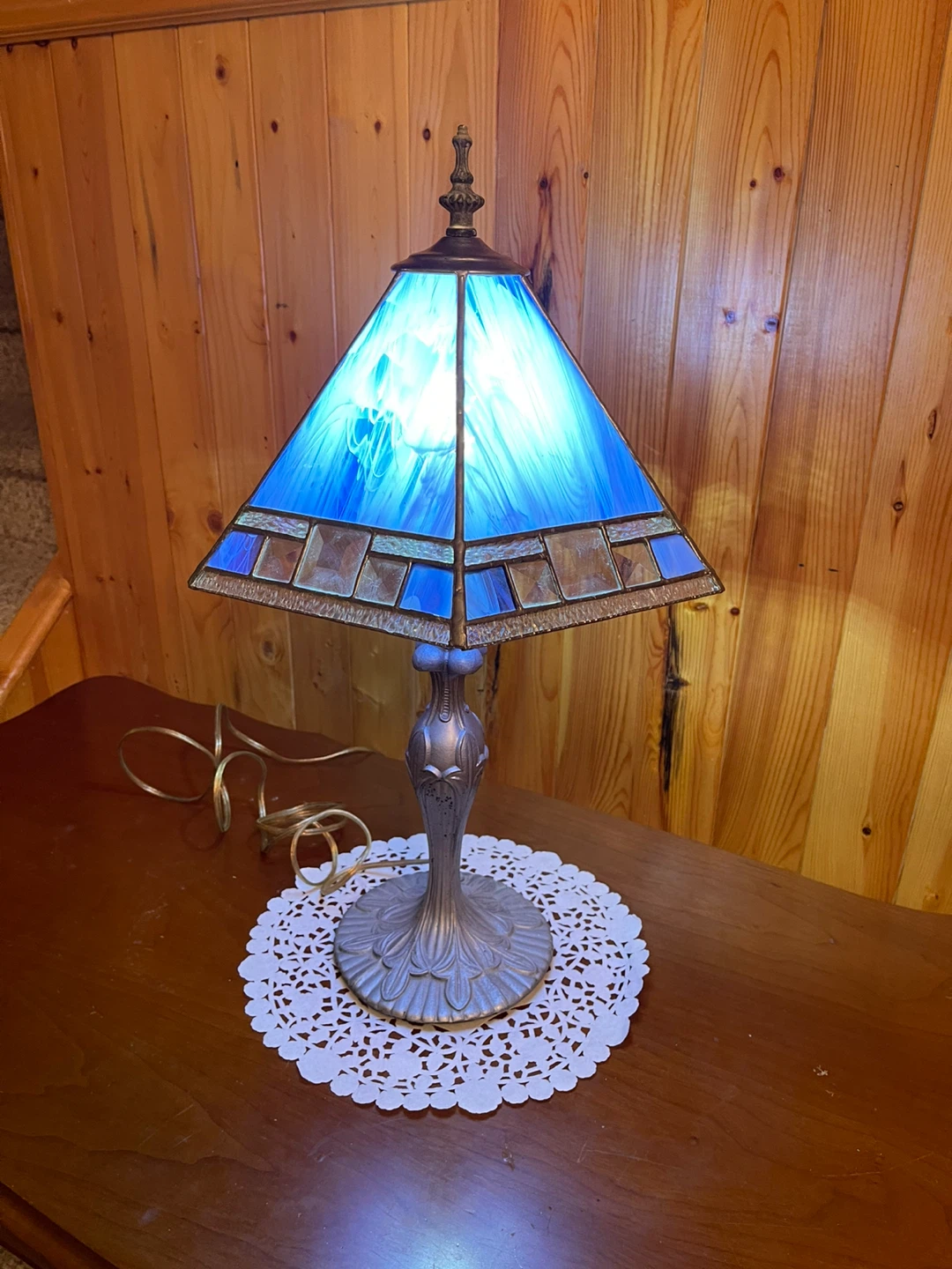 A beautiful vintage Tiffany Style stained glass table lamp - photo 2