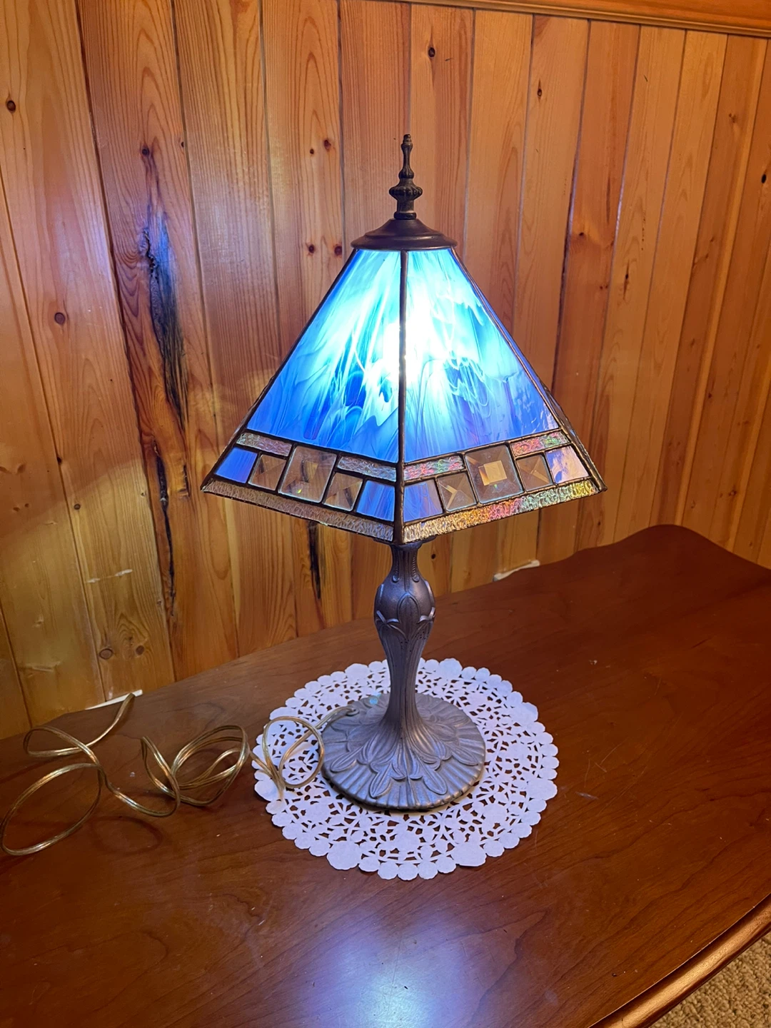 A beautiful vintage Tiffany Style stained glass table lamp - photo 3