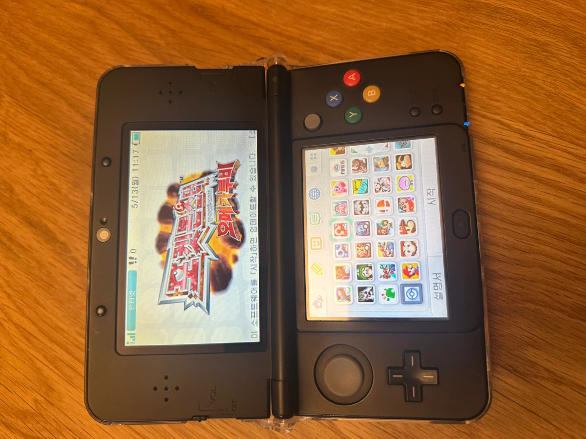 Nintendo New 3DS bundle with extra faceplates - photo 3